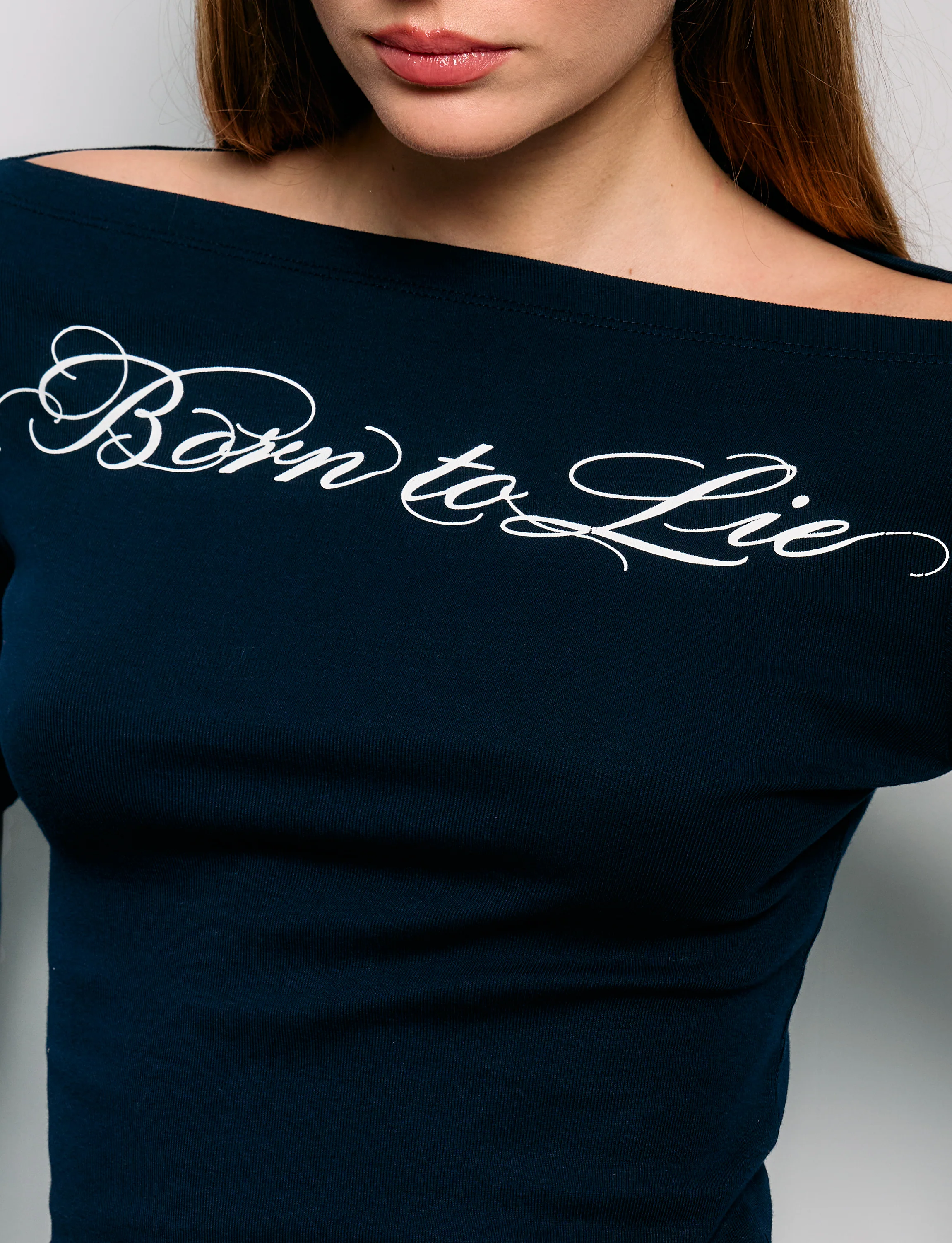 T-shirt blu navy scollo a barca “Born to Lie“ - Image 3