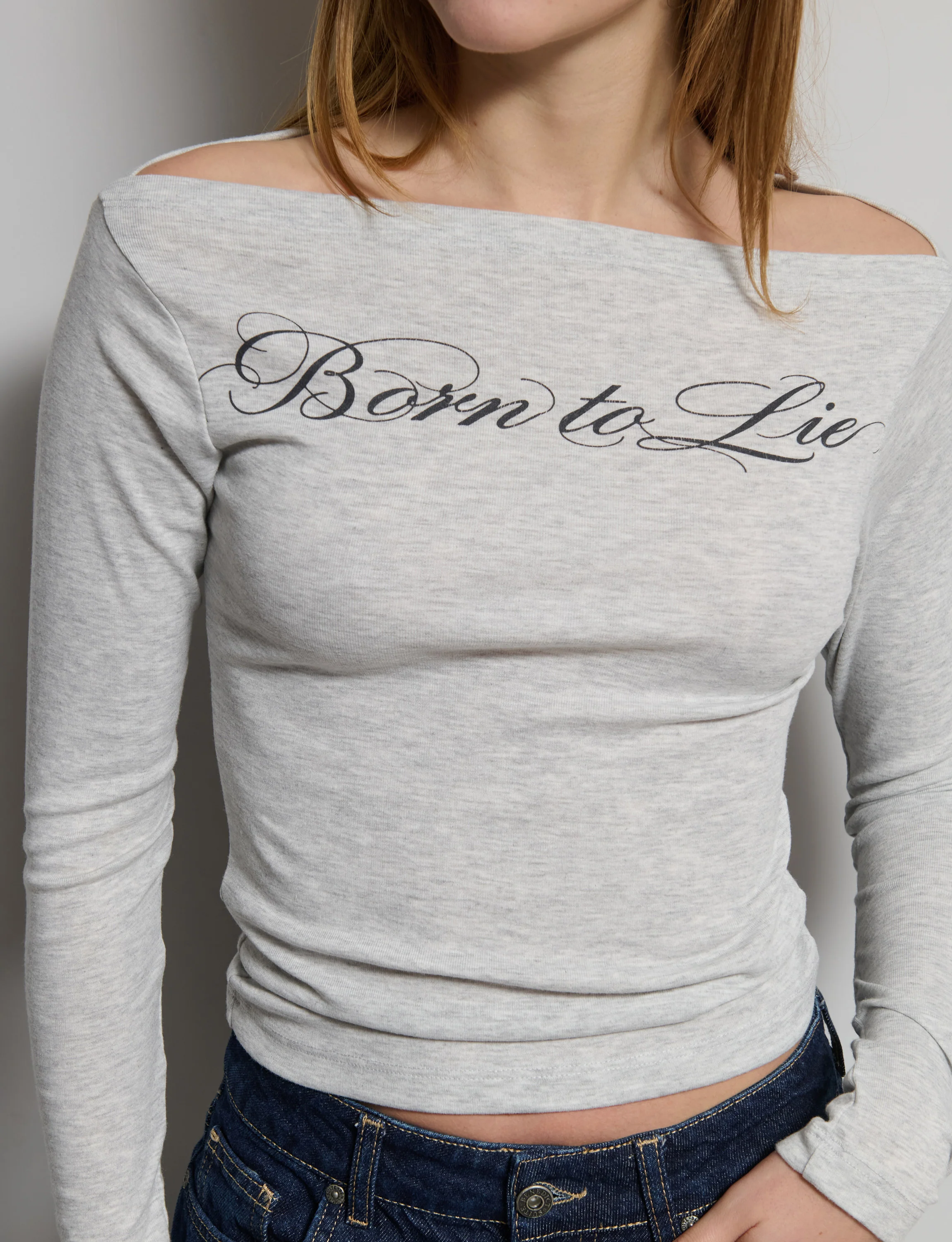 T-shirt grigia scollo a barca “Born to Lie“ - Image 3