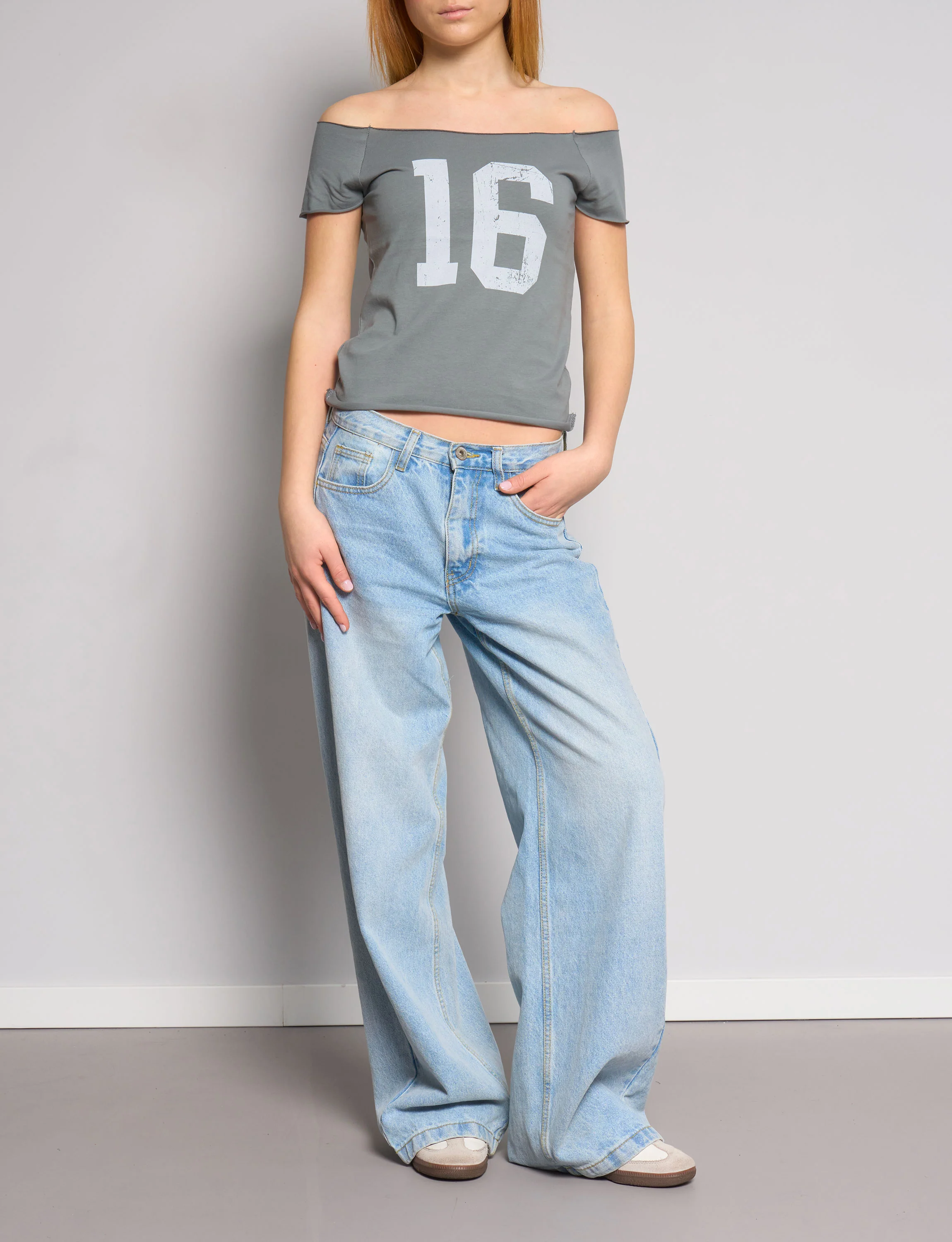T-shirt a spalle scoperte con numero 16 - Image 3