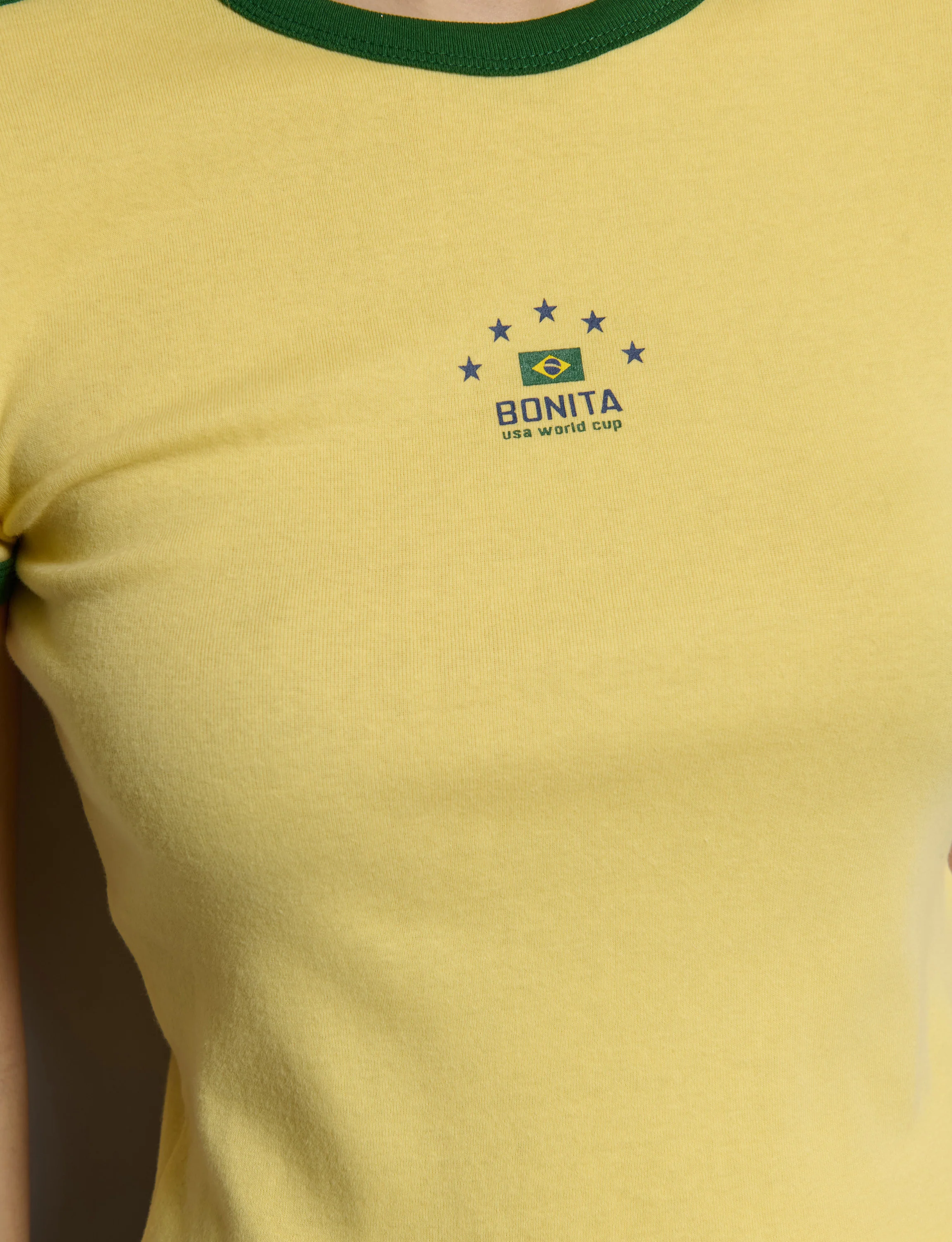 T-shirt giallo pastello con grafiche Brasile - Image 3