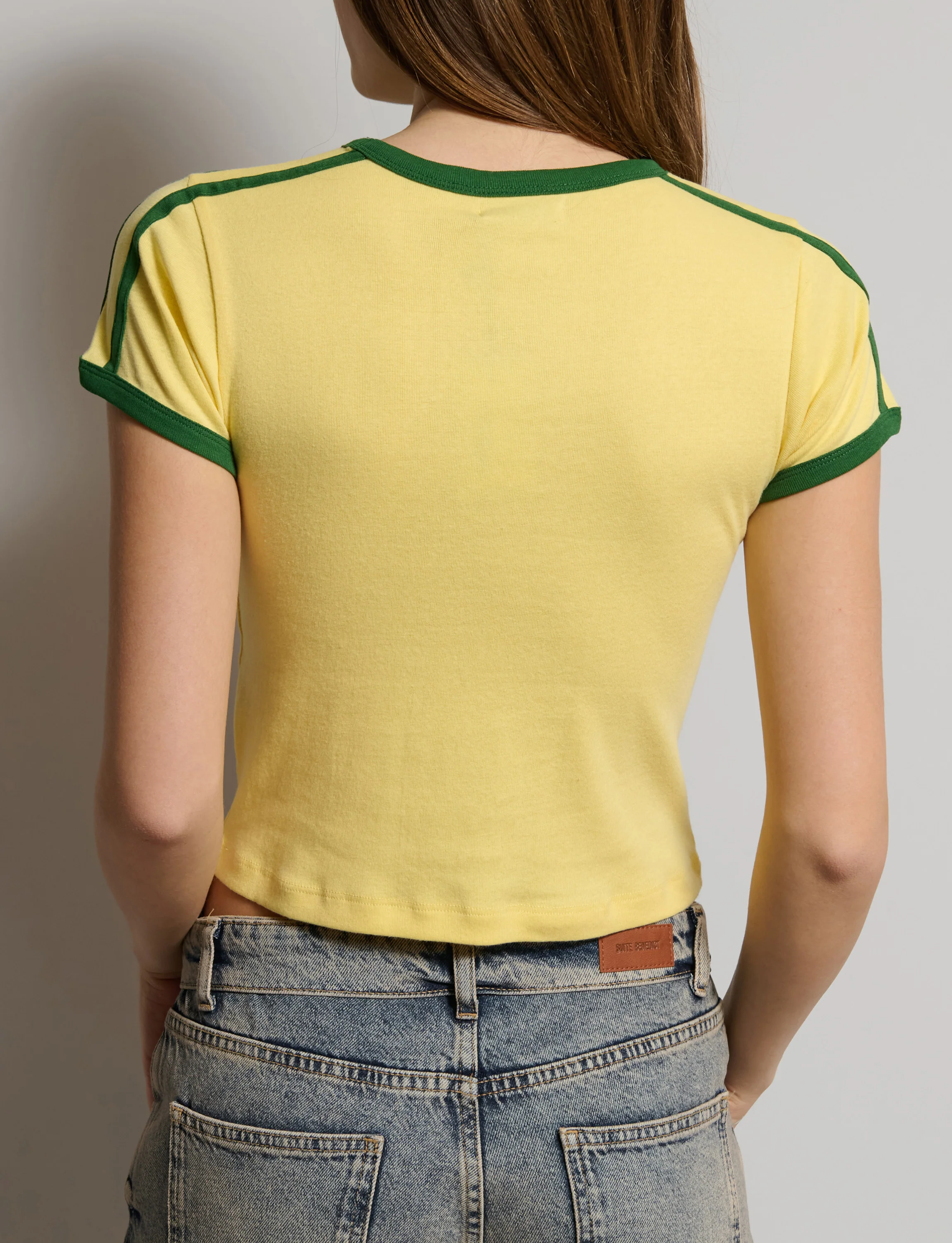 T-shirt giallo pastello con grafiche Brasile - Image 4