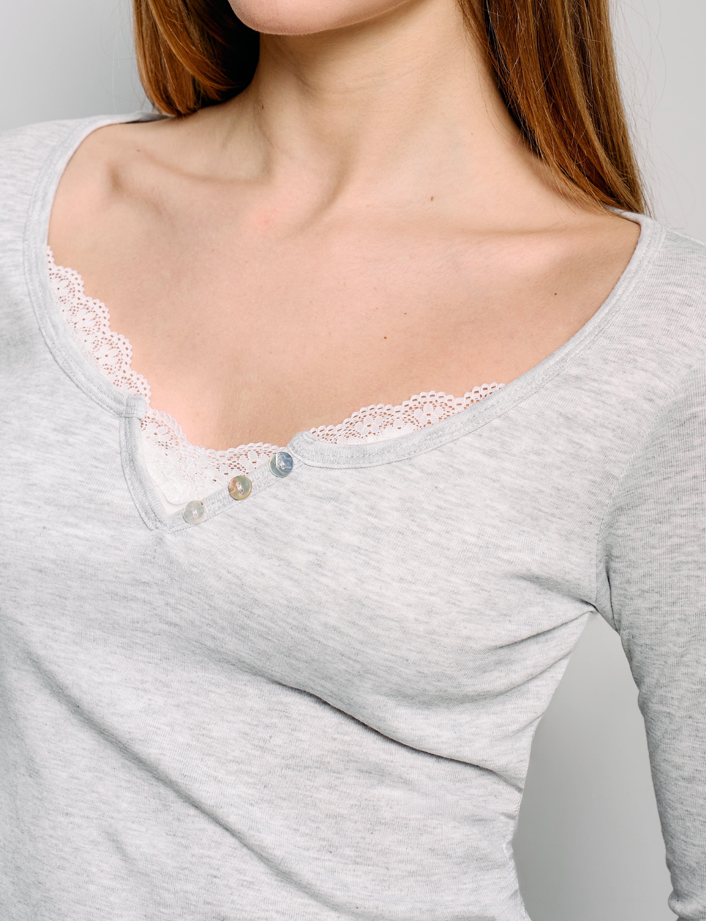 T-shirt grigia a manica lunga con dettagli in pizzo - Image 2