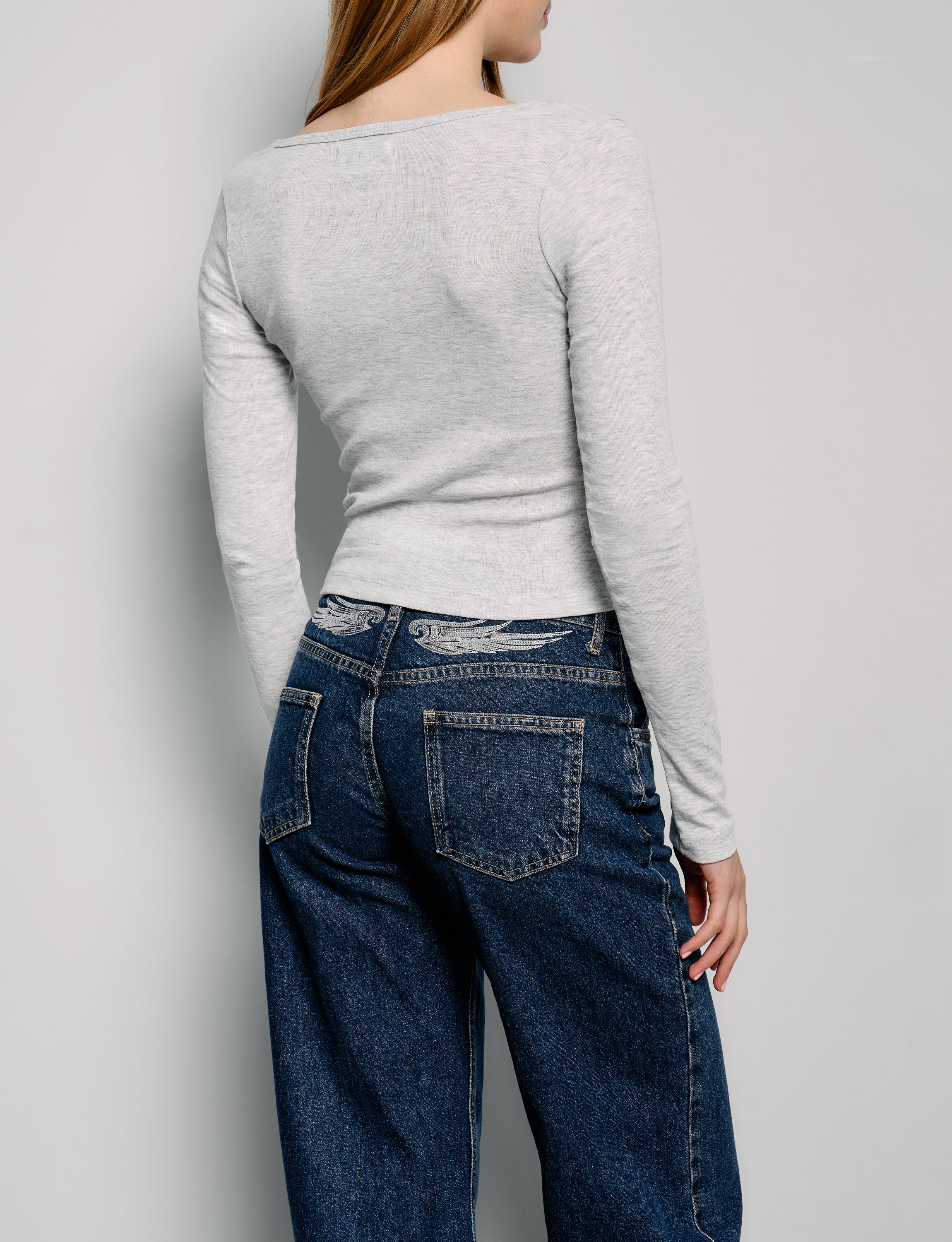 T-shirt grigia a manica lunga con dettagli in pizzo - Image 3