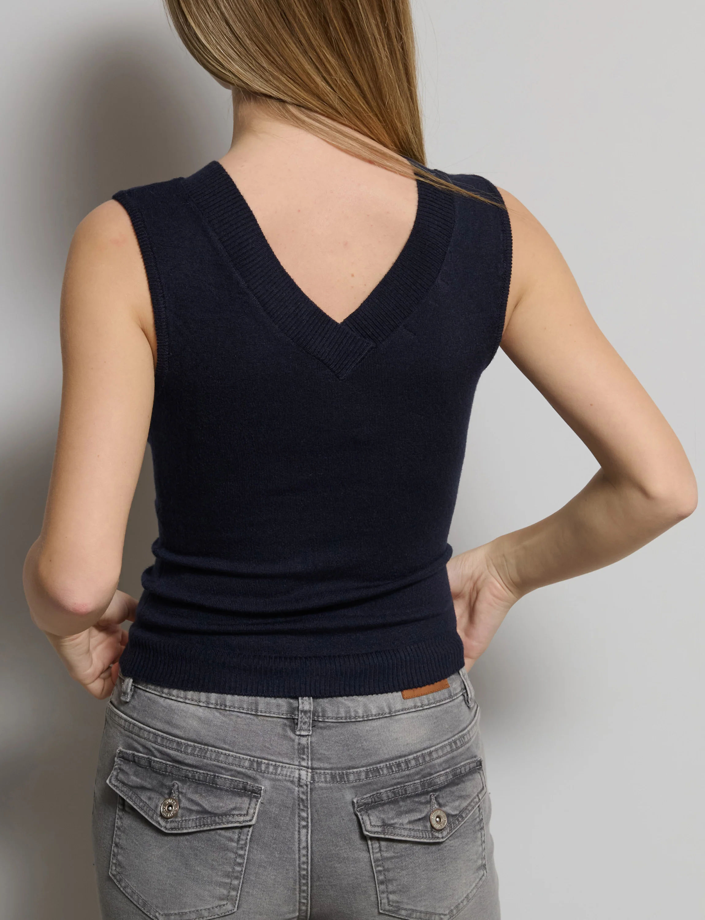 Top in maglia giro manica con scollo a V - Image 3