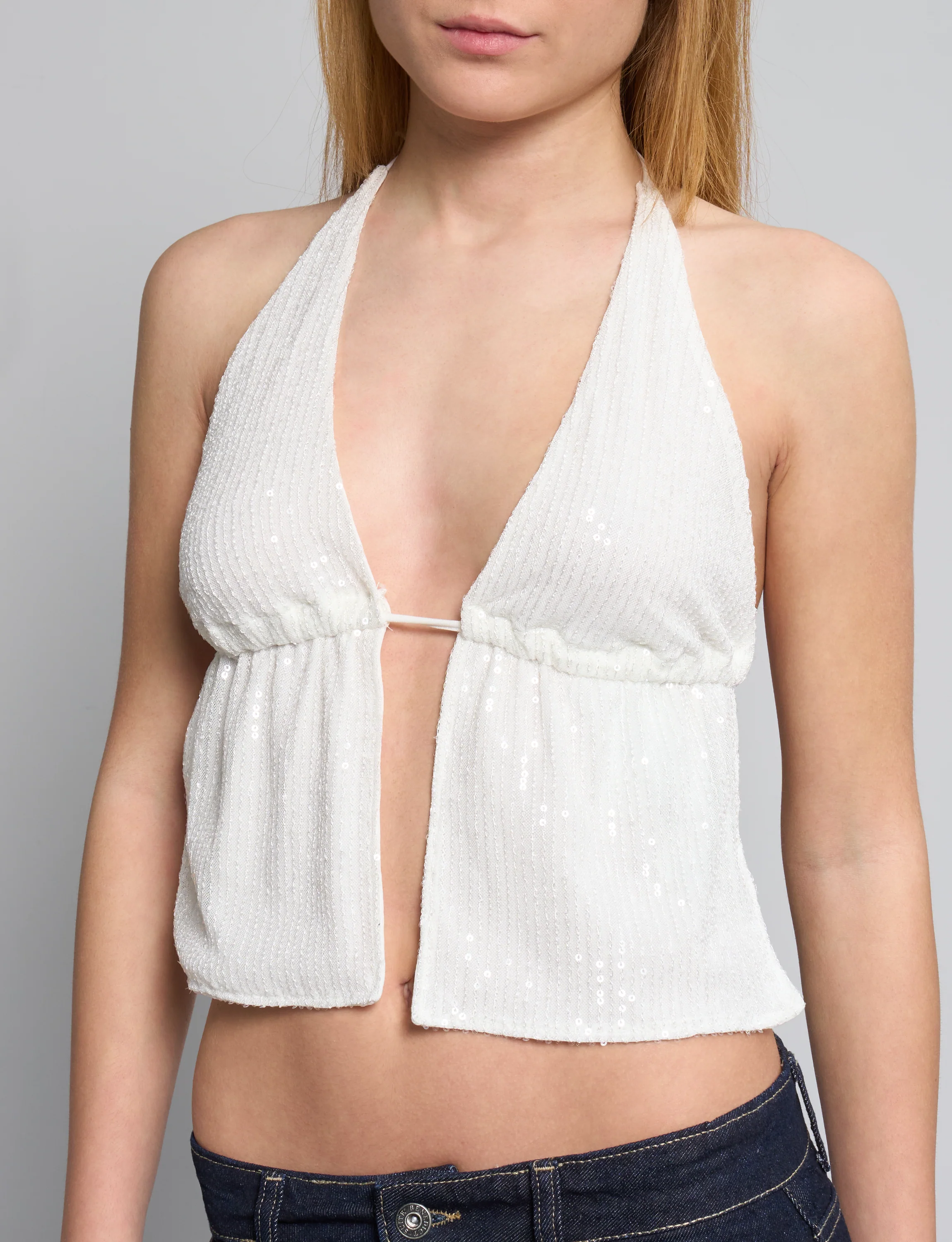 Top bianco in paillettes con schiena scoperta - Image 2