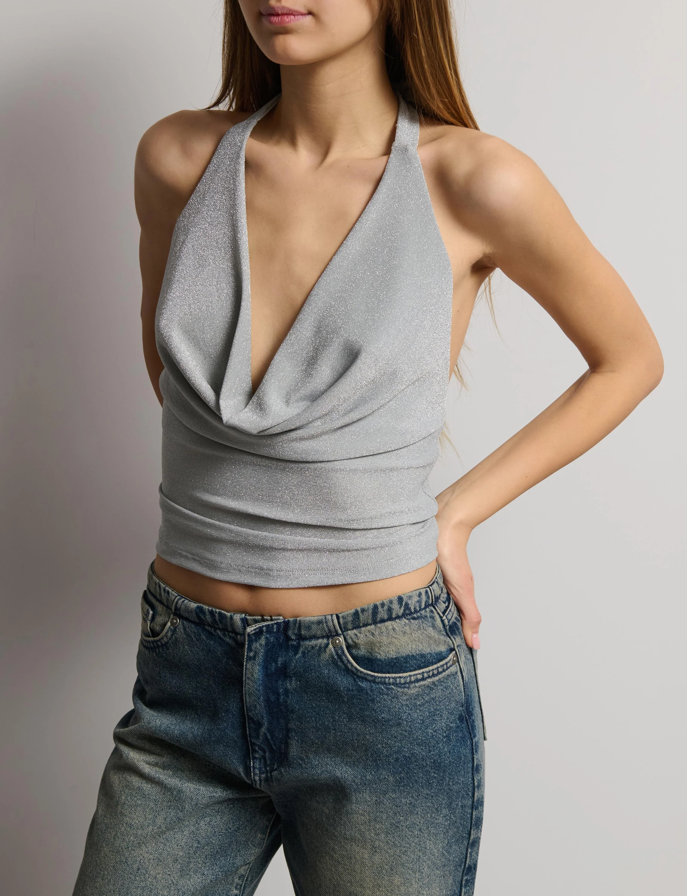 Top argento in lurex con scollo morbido e schiena scoperta