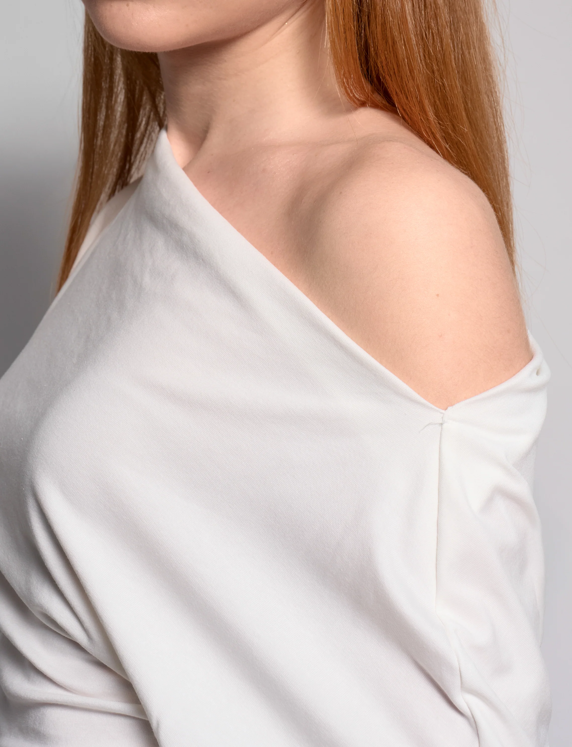 Top panna con scollo asimmetrico - Image 2