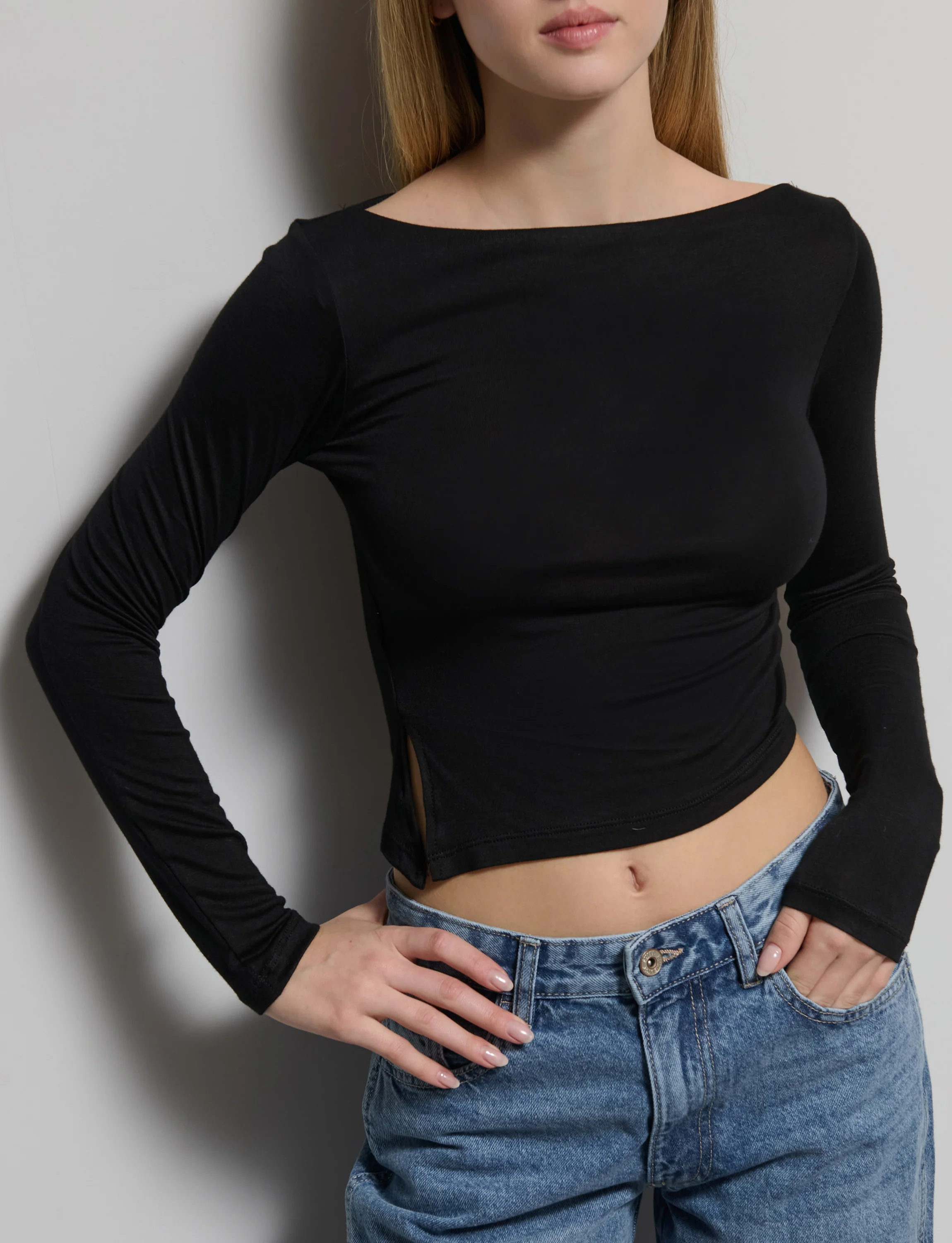Top off-shoulder con orlo asimmetrico