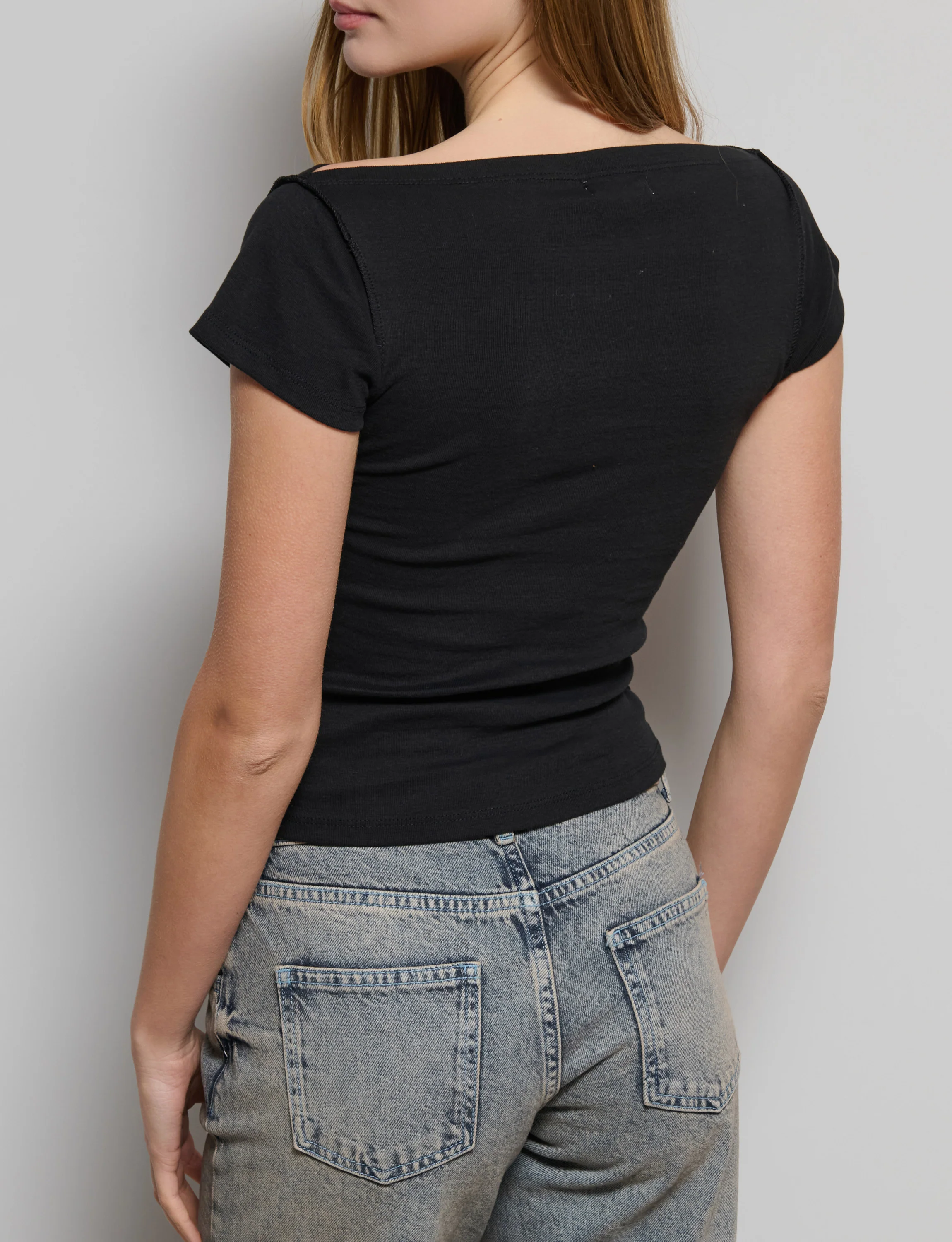 T-shirt nera a maniche corte con scollo a barca - Image 3