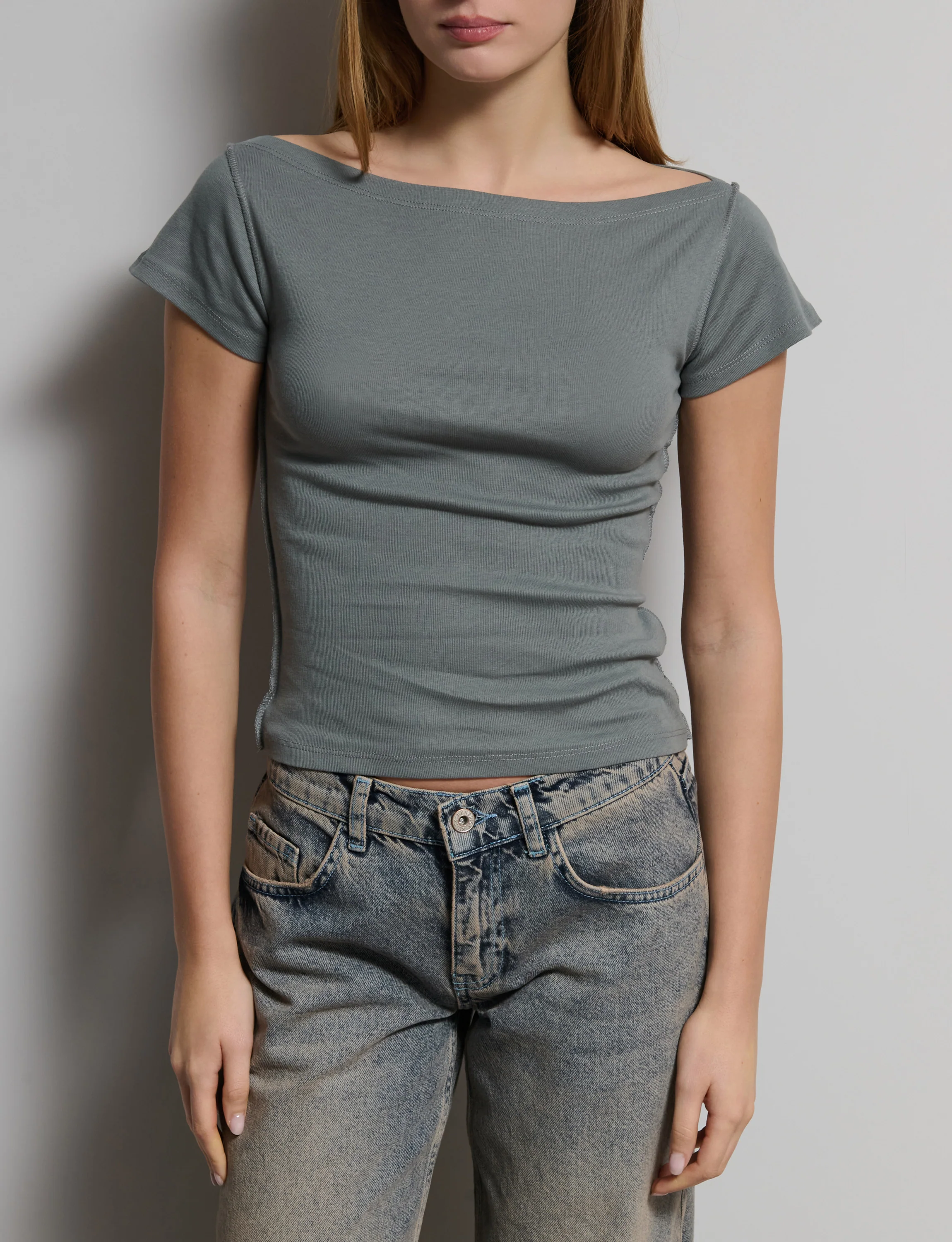 T-shirt verde salvia a maniche corte con scollo a barca