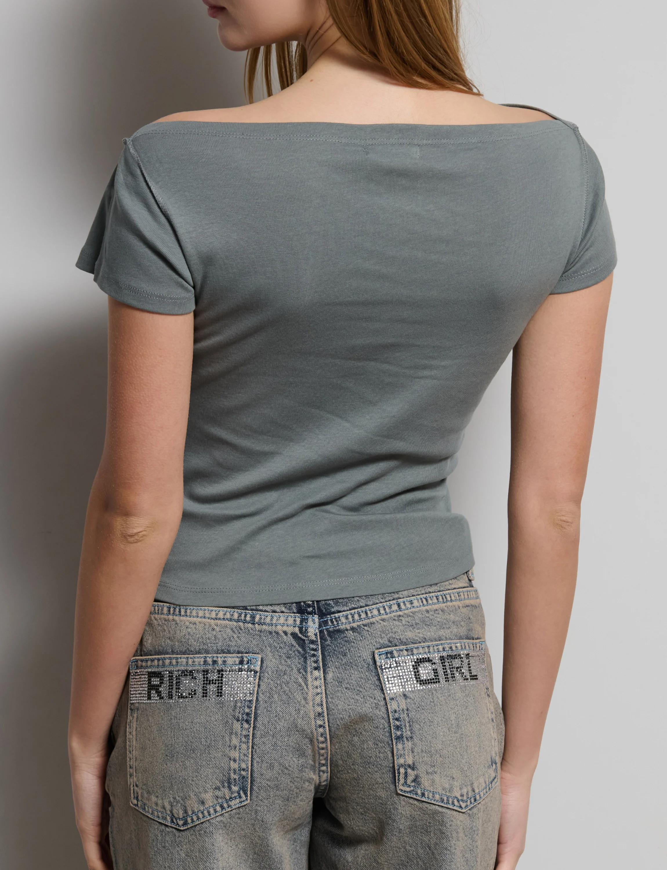 T-shirt verde salvia a maniche corte con scollo a barca - Image 3