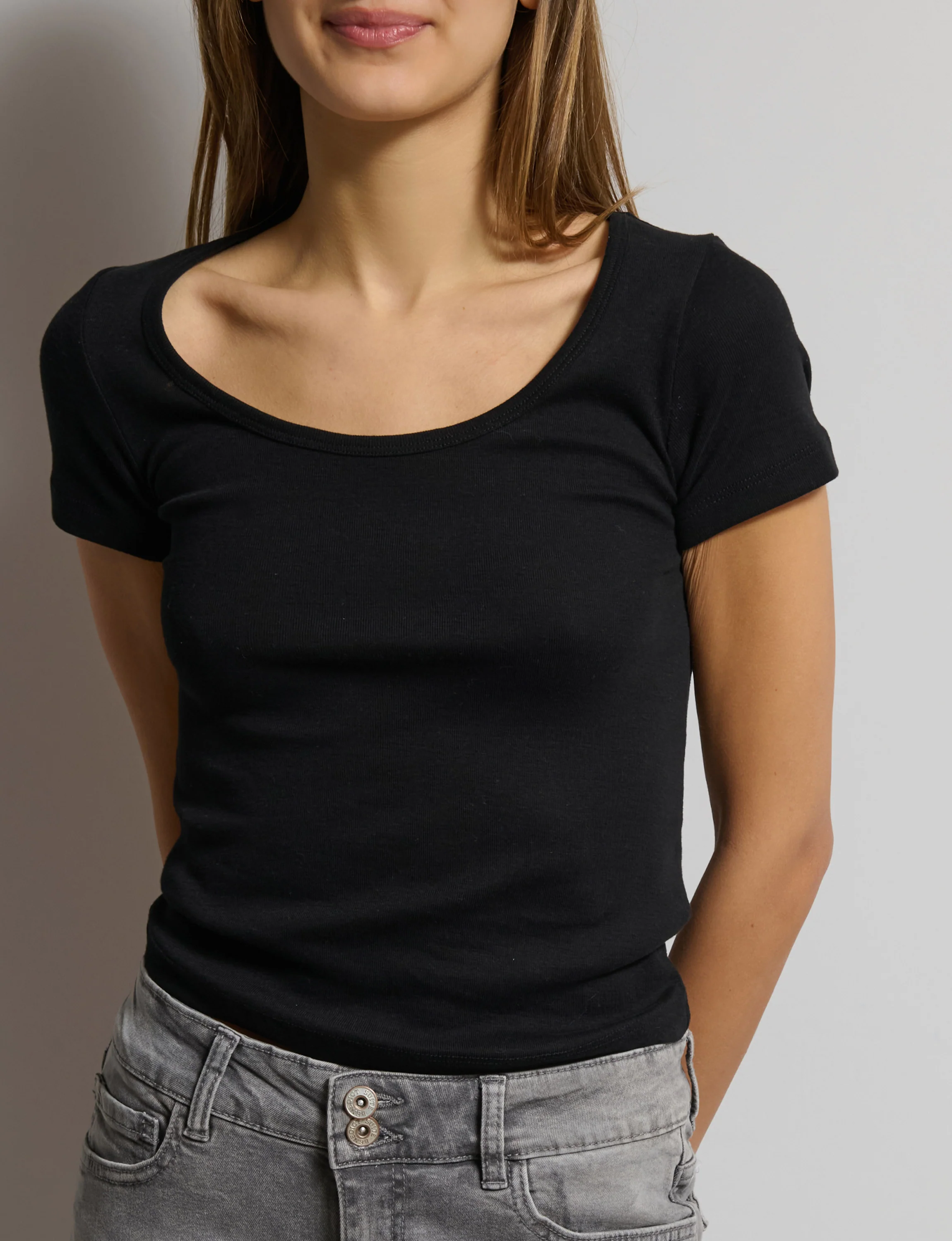 T-shirt nera a scollo tondo