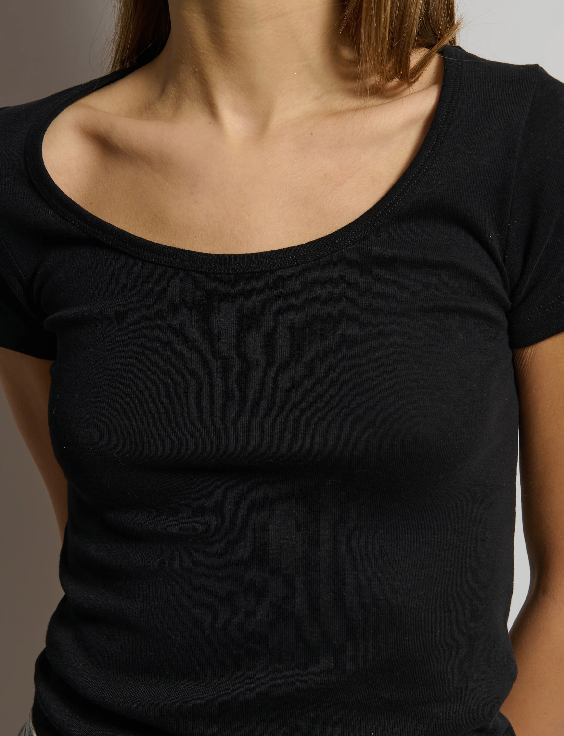 T-shirt nera a scollo tondo - Image 2