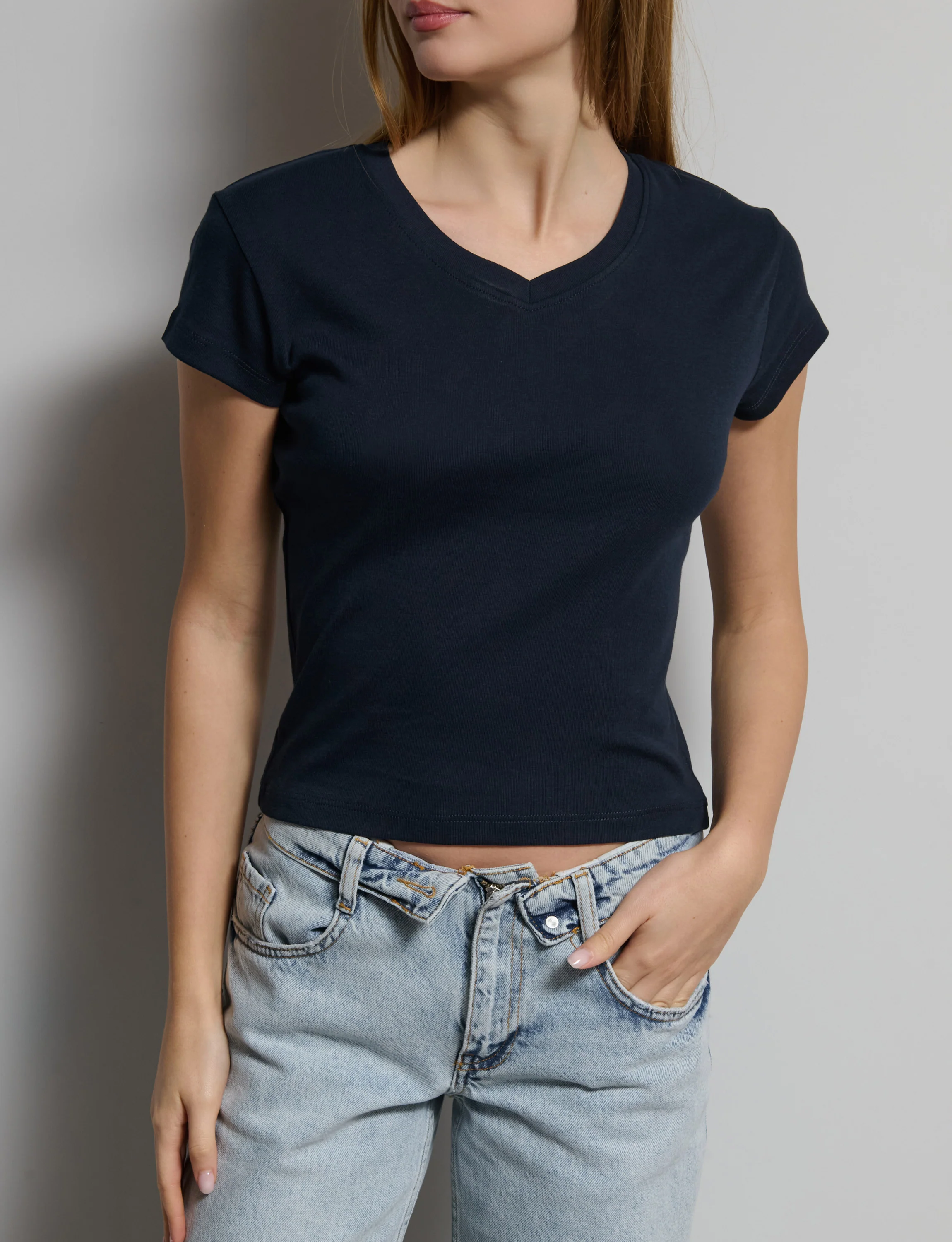 T-shirt blu navy con scollo a V