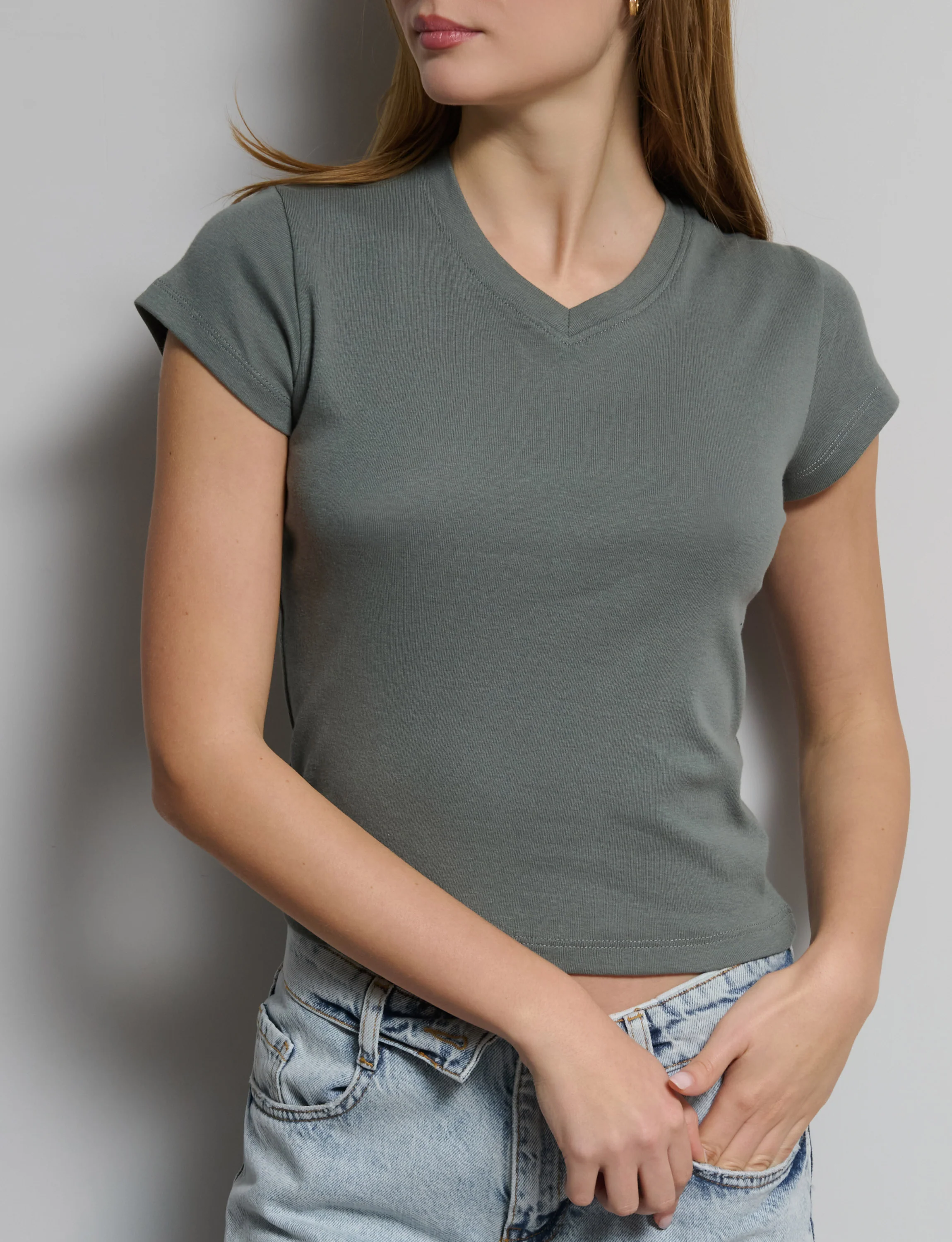T-shirt verde salvia con scollo a V