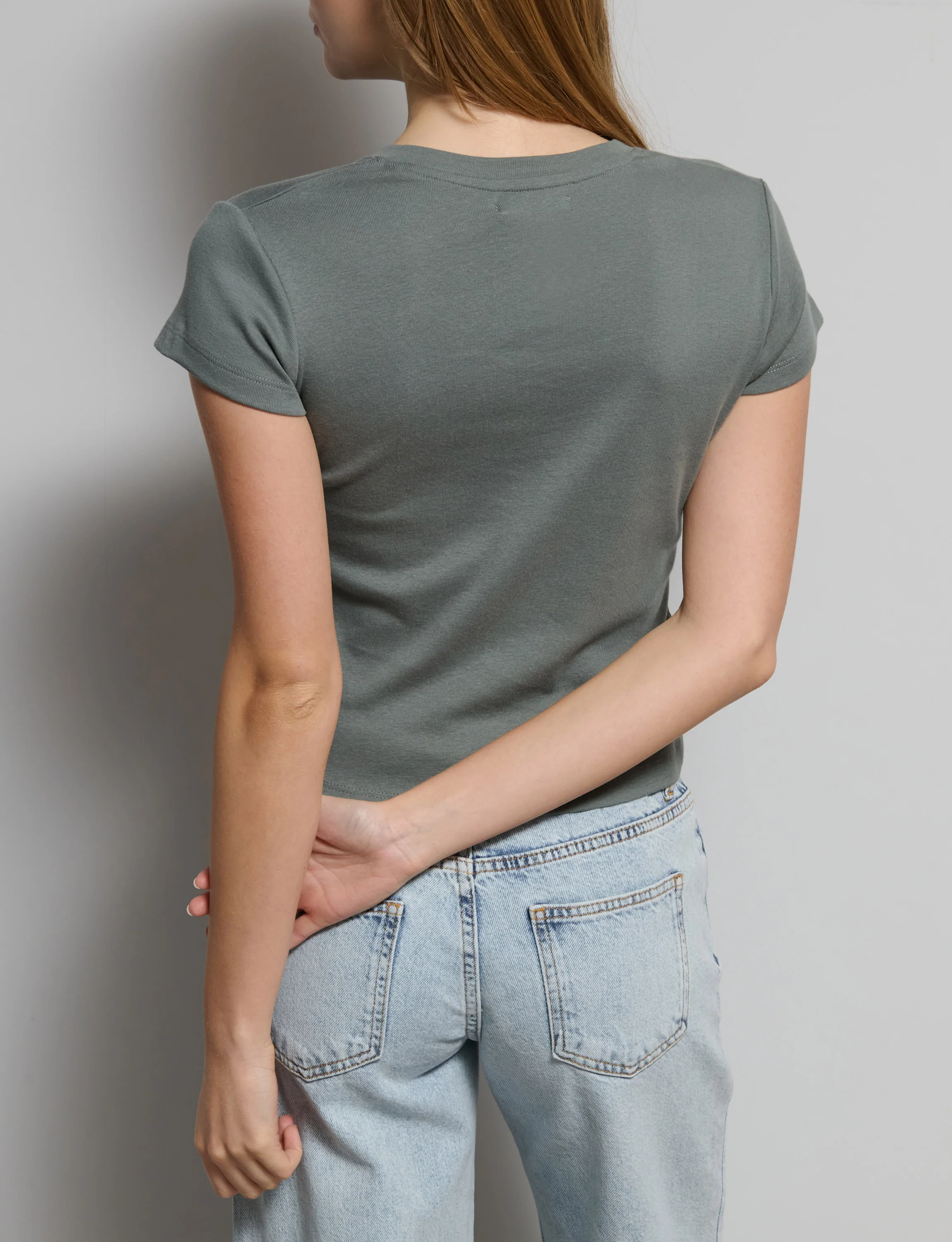 T-shirt verde salvia con scollo a V - Image 3